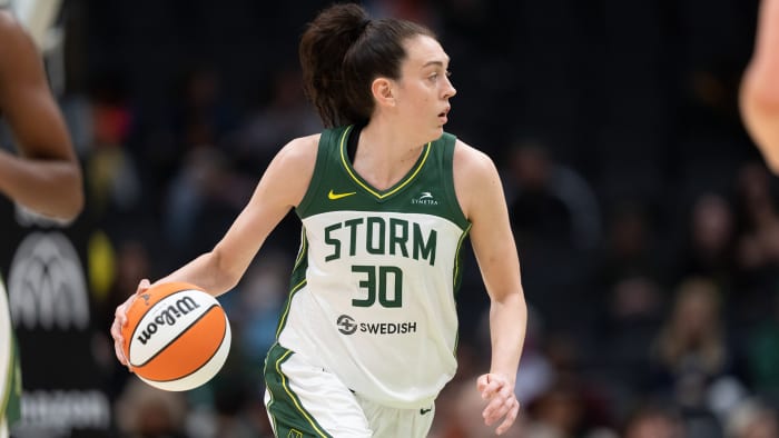 Seattle Storm, Breanna Stewart, dribbles